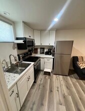 20713 Lemay St, Unit The Mockingbird Cottage in Winnetka, CA - Building Photo - Building Photo