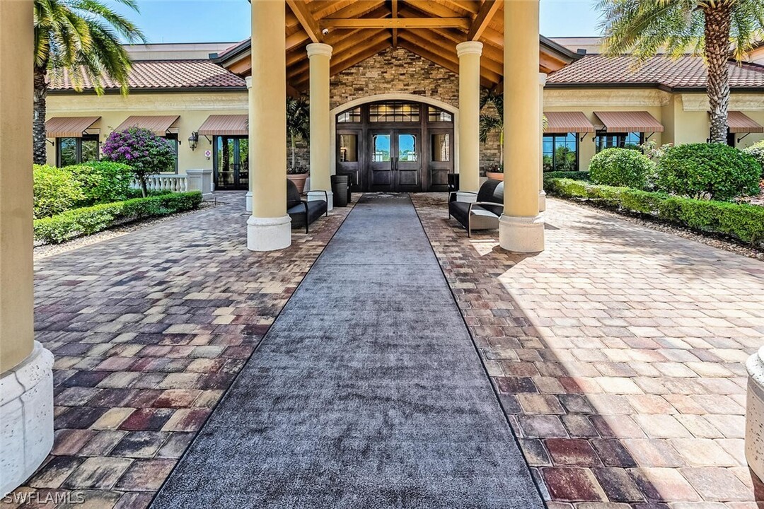 9820 Giaveno Cir in Naples, FL - Building Photo