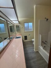 708 E Cook St in Santa Maria, CA - Foto de edificio - Building Photo