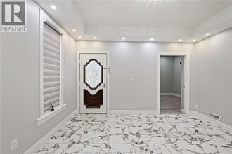 811 Langlois Ave in Windsor, ON - Foto de edificio - Building Photo