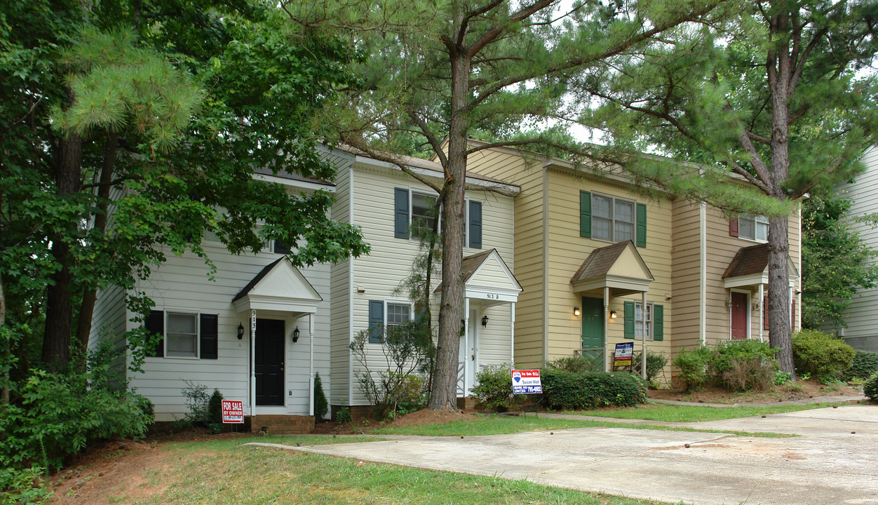 913 Hearthridge Rd in Raleigh, NC - Building Photo