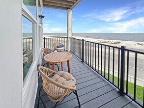 996 Beach Blvd W in Long Beach, MS - Foto de edificio - Building Photo