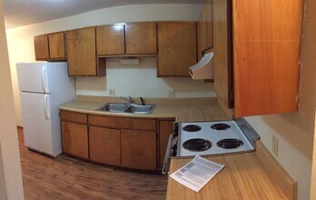 511 Church St in Marshfield, MO - Building Photo - Building Photo