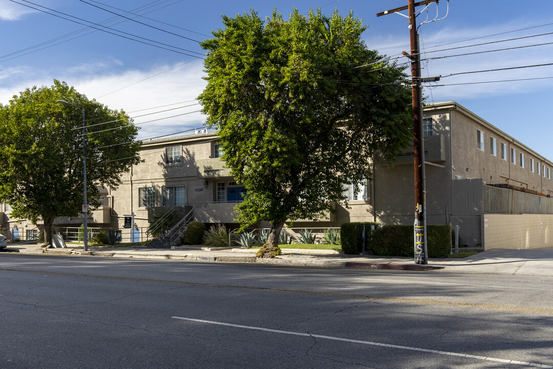 18347 Saticoy St in Reseda, CA - Building Photo