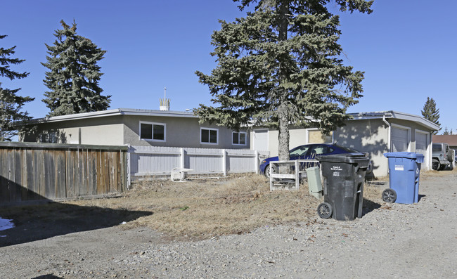 1944 Uxbridge Dr NW in Calgary, AB - Building Photo - Building Photo