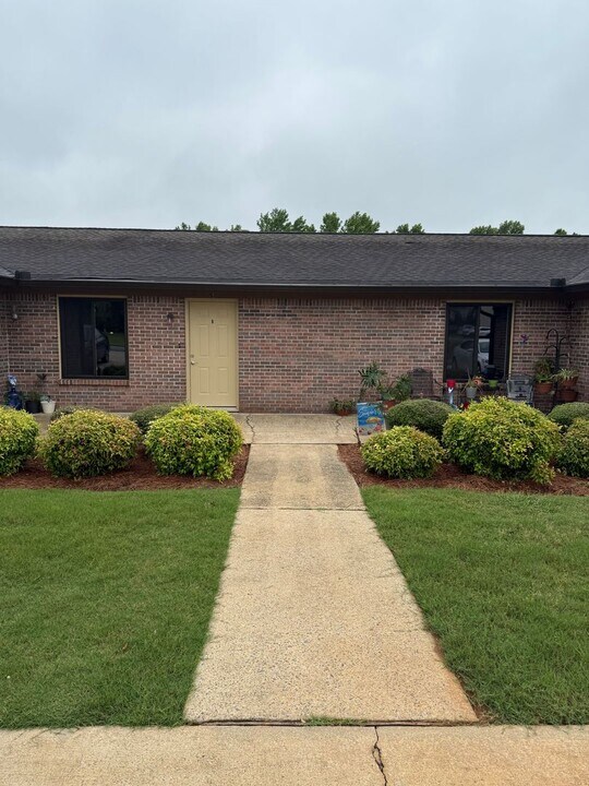 67 Evergreen Ln in Cedartown, GA - Building Photo