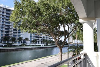 3245 NE 184th St in North Miami Beach, FL - Building Photo - Building Photo