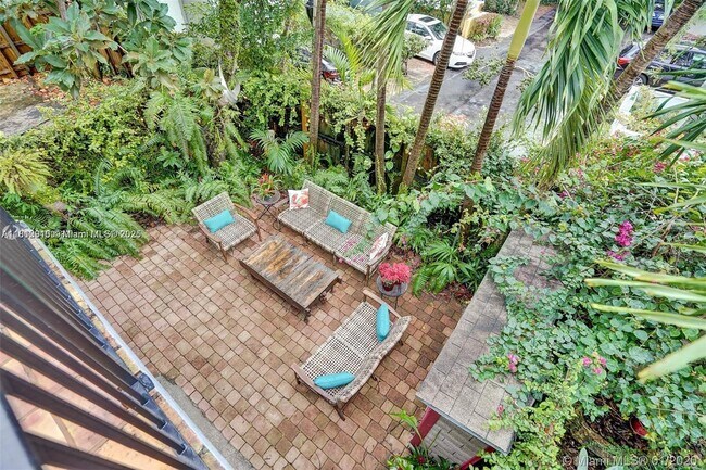 2940 Shipping Ave in Miami, FL - Building Photo - Building Photo