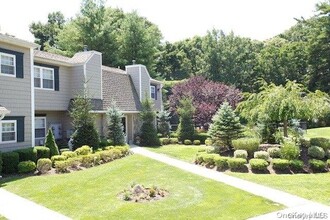 325 Lake Pointe Ct in Middle Island, NY - Building Photo - Building Photo