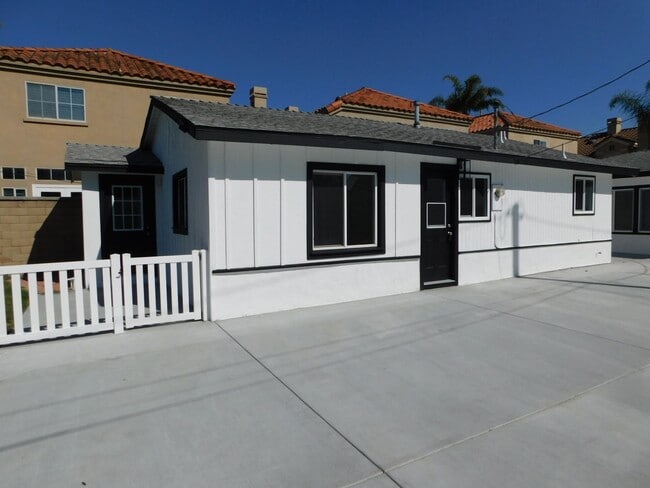 190-192 Albert Pl in Costa Mesa, CA - Building Photo - Building Photo