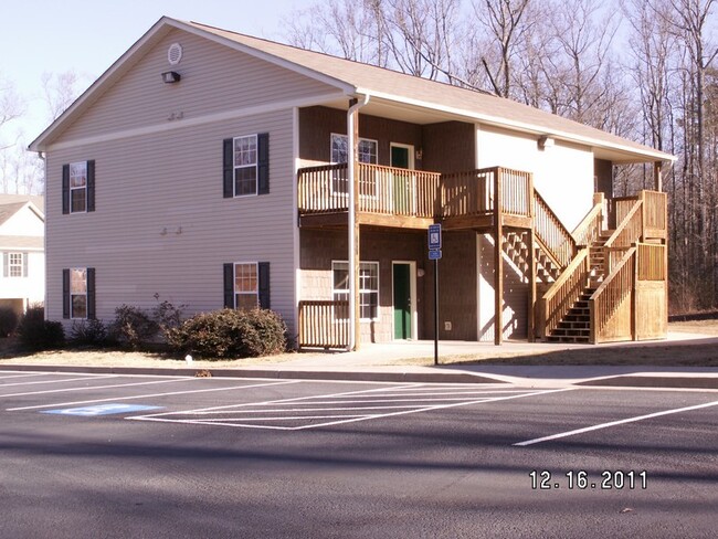 7206 Courtyard Dr in Dawsonville, GA - Foto de edificio - Building Photo