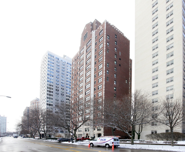 Lake Shore Towers in Chicago, IL - Building Photo - Building Photo