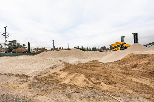 16201 San Fernando Mission Blvd in Granada Hills, CA - Building Photo - Building Photo