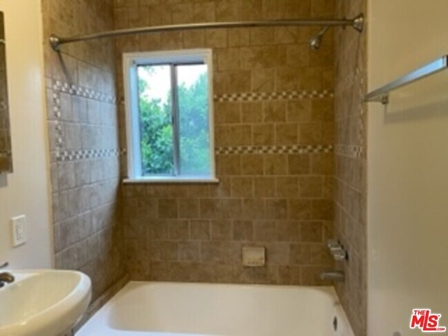 11225 Emelita St-Unit -11225 1/2 in Los Angeles, CA - Building Photo - Building Photo