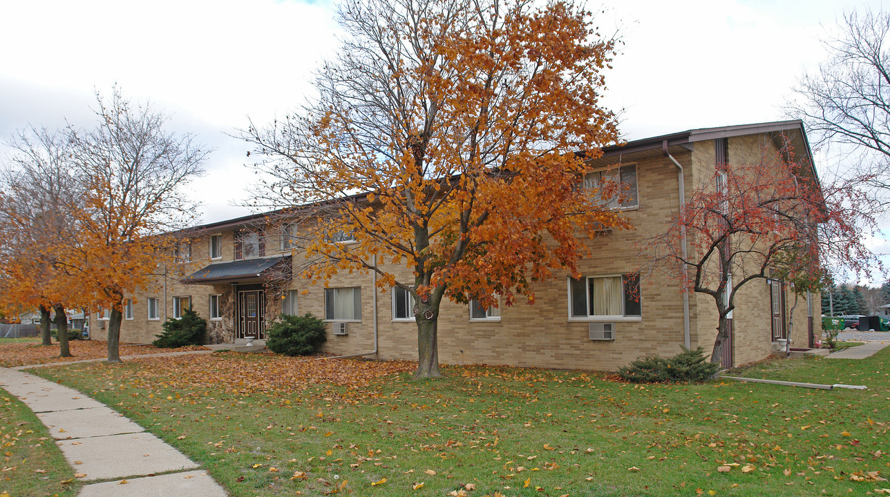 Sunset Apartments in Burlington, WI - Building Photo