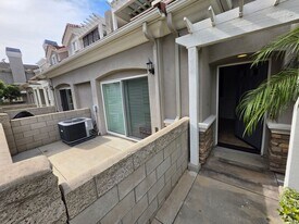 7274 Rosemarie Dr in Huntington Beach, CA - Building Photo