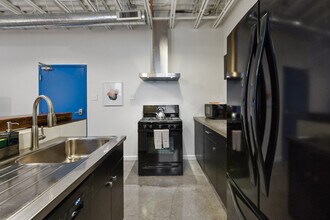 521 St Joseph St in New Orleans, LA - Foto de edificio - Building Photo