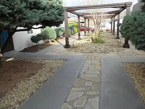 533 Valencia Dr SE in Albuquerque, NM - Building Photo - Building Photo