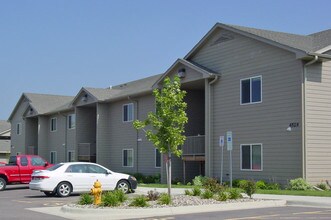 Washington Heights Apartments in Sioux Falls, SD - Foto de edificio - Building Photo
