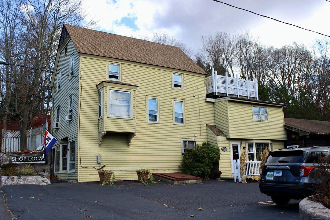 323 Saybrook Rd in Haddam, CT - Building Photo