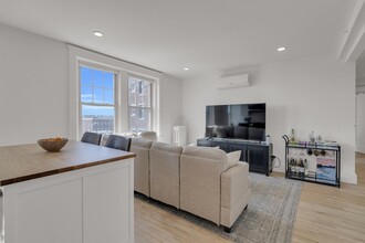 21 Bradlee Rd in Medford, MA - Foto de edificio - Building Photo