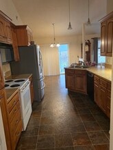 208 Sunset Ln in Grandview, WA - Foto de edificio - Building Photo