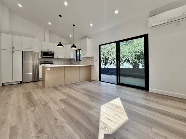 619 N Vista St, Unit A in Los Angeles, CA - Building Photo - Building Photo