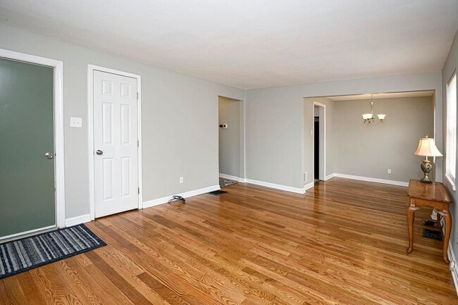 5586 Clearview Ave in Cincinnati, OH - Building Photo - Building Photo