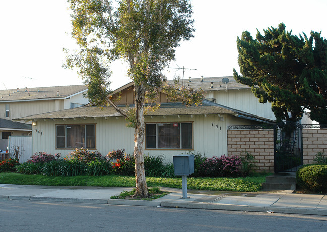 741 Shalimar Dr in Costa Mesa, CA - Building Photo - Building Photo