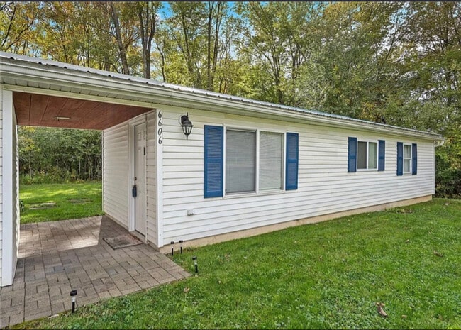 6606 Kirkville Rd in East Syracuse, NY - Building Photo - Building Photo