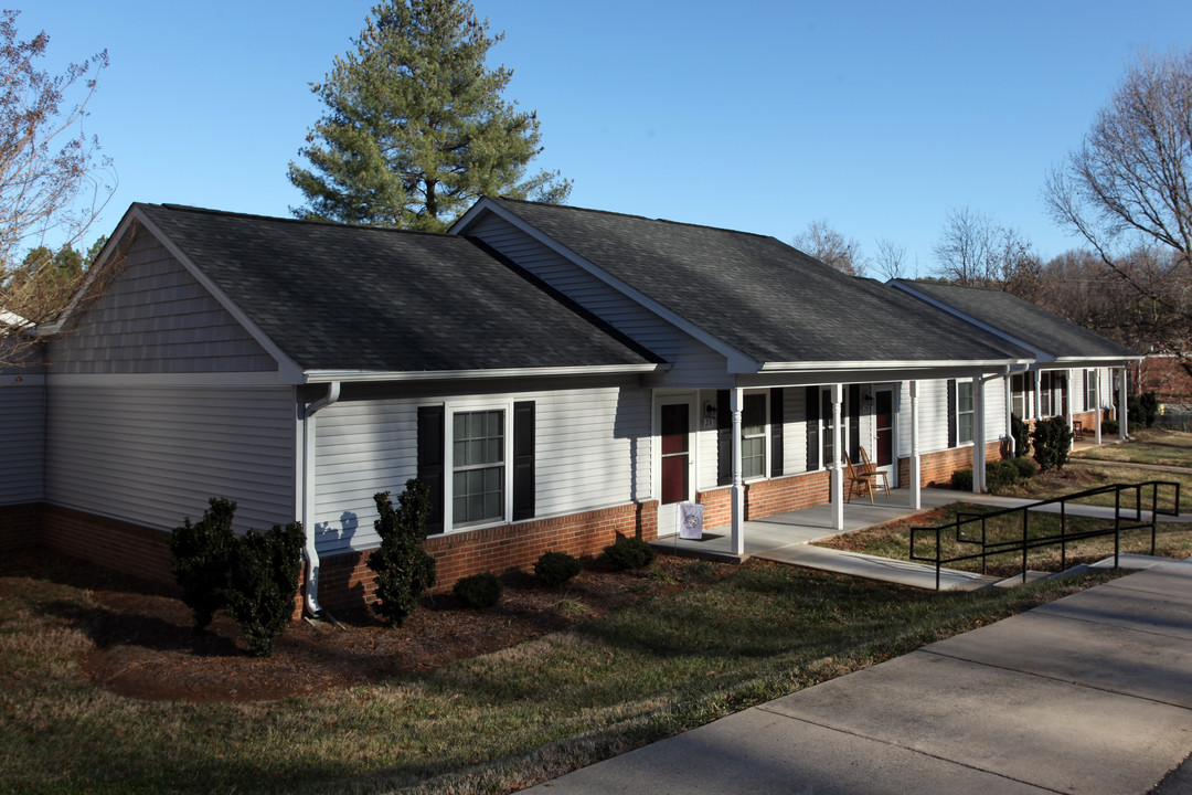 Woodbridge Apartments in Reidsville, NC - Building Photo