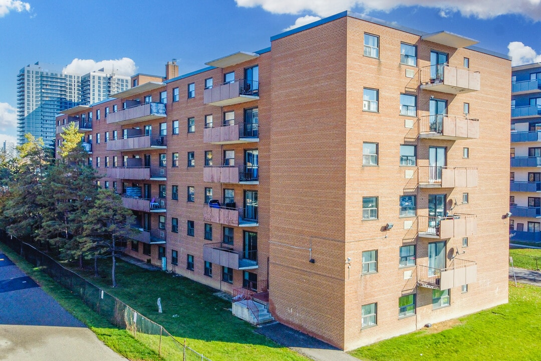 Clairmount Apartments in Brampton, ON - Building Photo