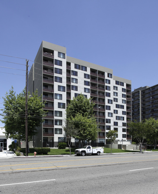 Community Garden Towers East & West in Orange, CA - Foto de edificio - Building Photo