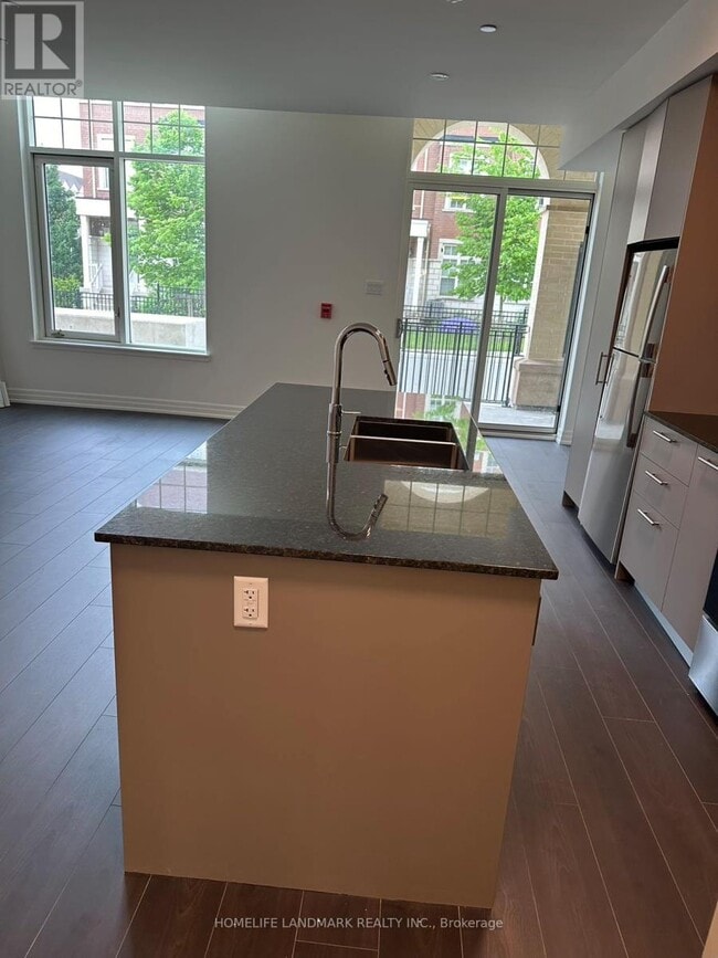 101 Cathedral High St in Markham, ON - Building Photo - Building Photo