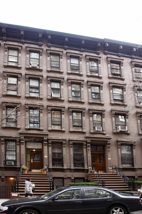 169 W 73rd St in New York, NY - Building Photo