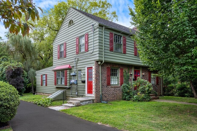 property at 6 E Chestnut St