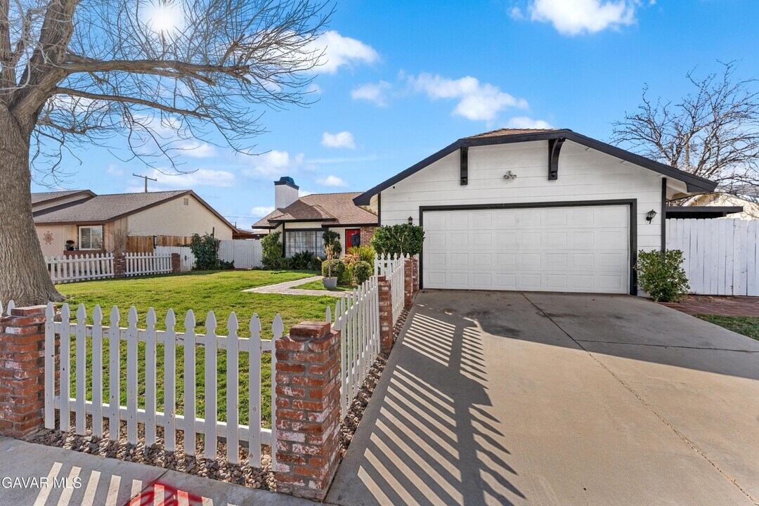 37925 Maureen St in Palmdale, CA - Building Photo