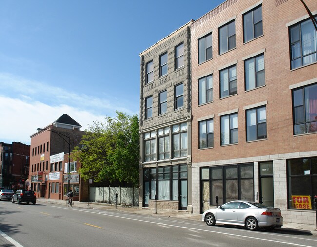 1060 N Milwaukee Ave in Chicago, IL - Building Photo - Building Photo