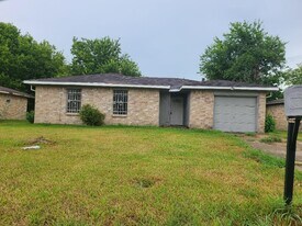 12823 Glen Hollow Dr in Houston, TX - Building Photo