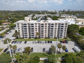 1831 NE 38th St in Fort Lauderdale, FL - Foto de edificio - Building Photo