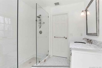 33 Evergreen Hill Rd, Unit #1 in Fairfield, CT - Building Photo - Building Photo