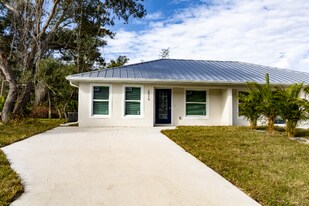 2021 Fraser St in Port Charlotte, FL - Building Photo
