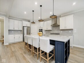 14755 Legacy Oaks Dr in Carmel, IN - Foto de edificio - Building Photo