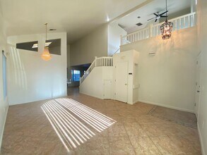 9143 Bungalow Way in Elk Grove, CA - Building Photo - Building Photo