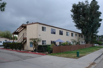 450-462 Ammunition Rd in Fallbrook, CA - Building Photo - Building Photo