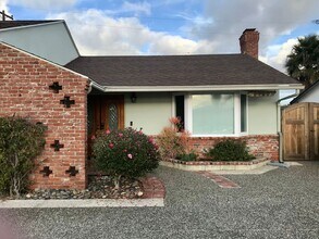 5480 Los Robles Dr in Carlsbad, CA - Building Photo - Building Photo