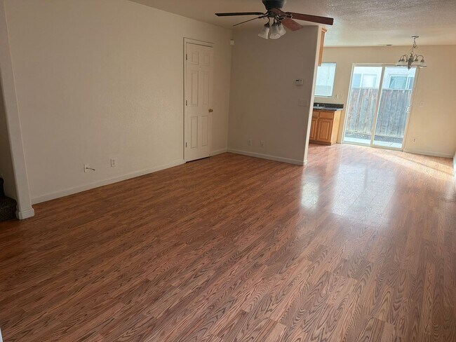 243 F St in Los Banos, CA - Foto de edificio - Building Photo