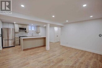 136 Westside Dr in Oakville, ON - Building Photo - Building Photo