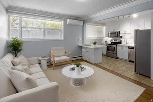 233 Mohawk Road East in Hamilton, ON - Building Photo