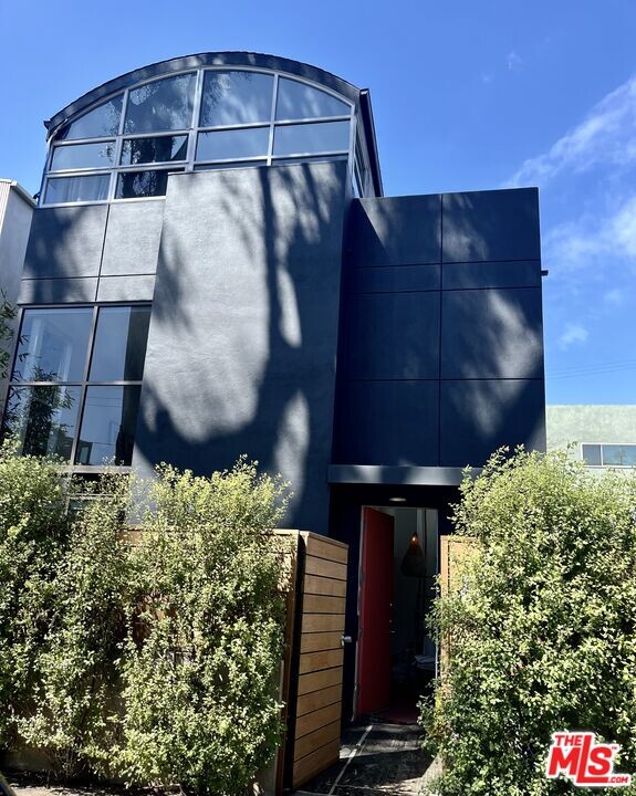 1523 Cabrillo Ave in Los Angeles, CA - Building Photo